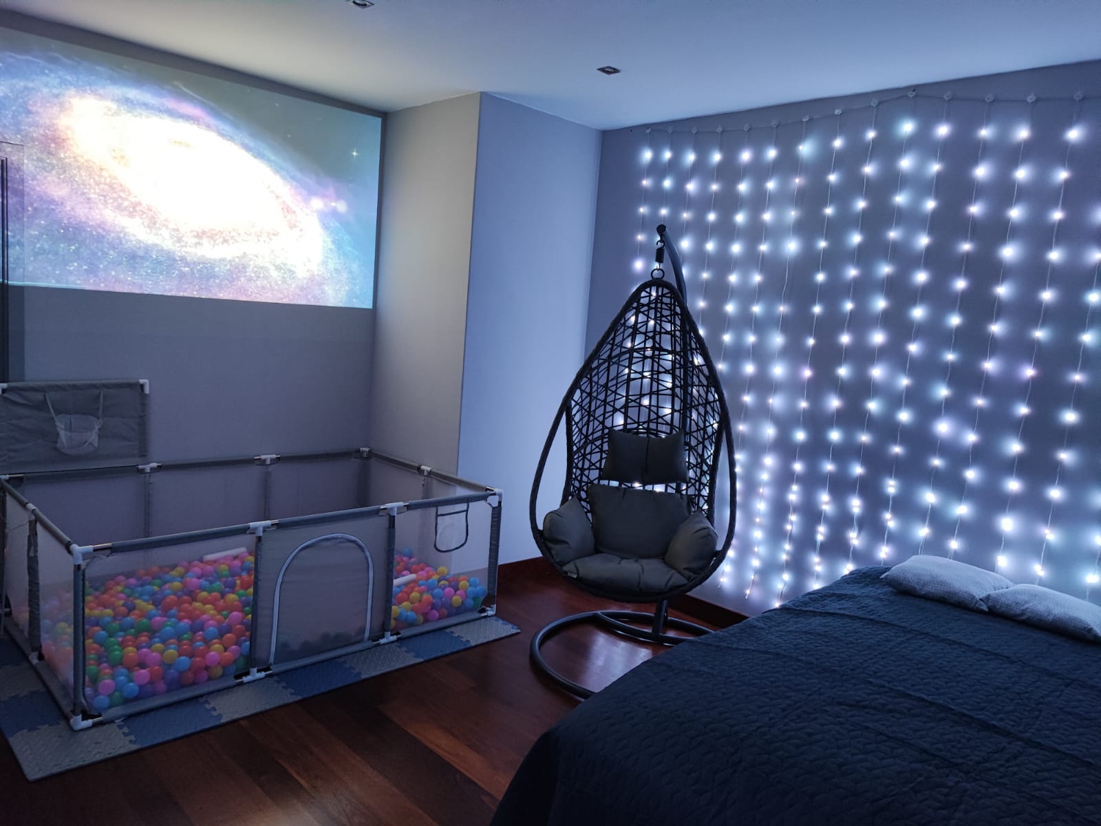 Baloiço e cama com colchão de água da sala de Snoezelen